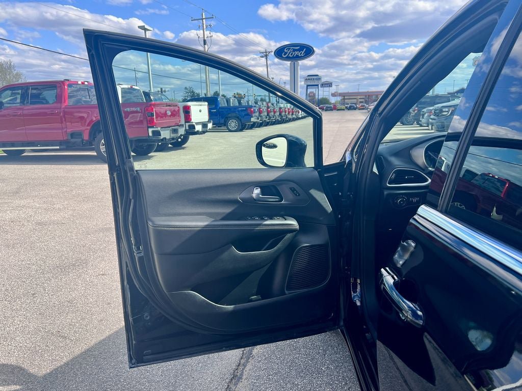 Used 2026 Chrysler Pacifica Select FWD image 11