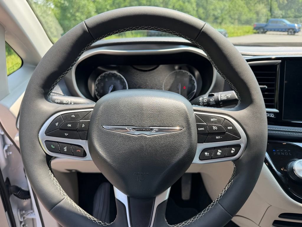 Used 2024 Chrysler Pacifica Touring-L FWD image 10