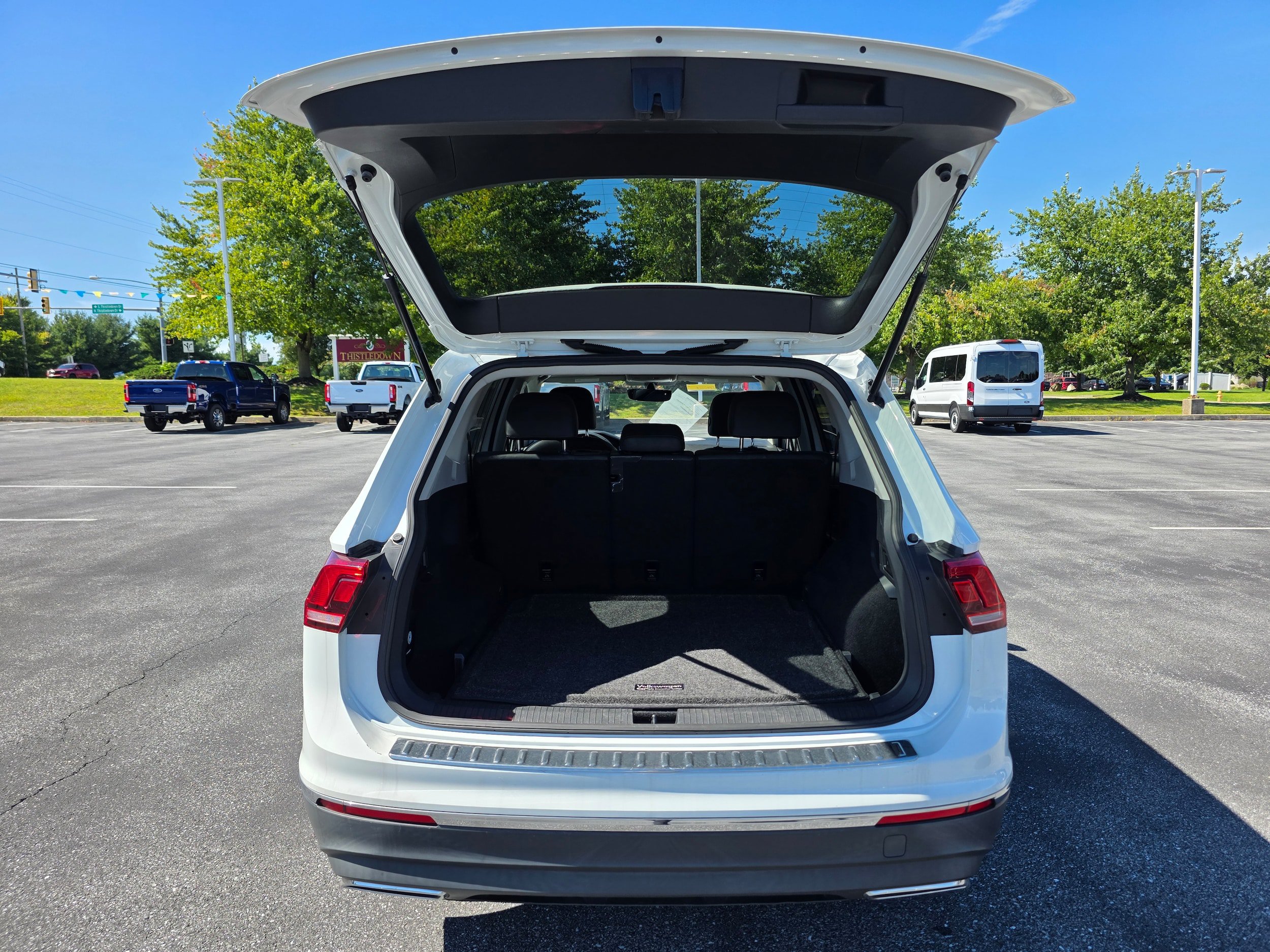 Used 2020 Volkswagen Tiguan SE w/ Panoramic Sunroof Package AWD/4WD image 9