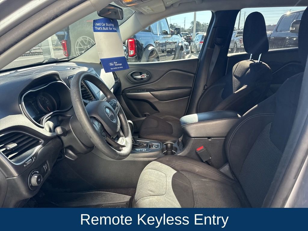 Used 2019 Jeep Cherokee Latitude w/ Popular Appearance Group image 10