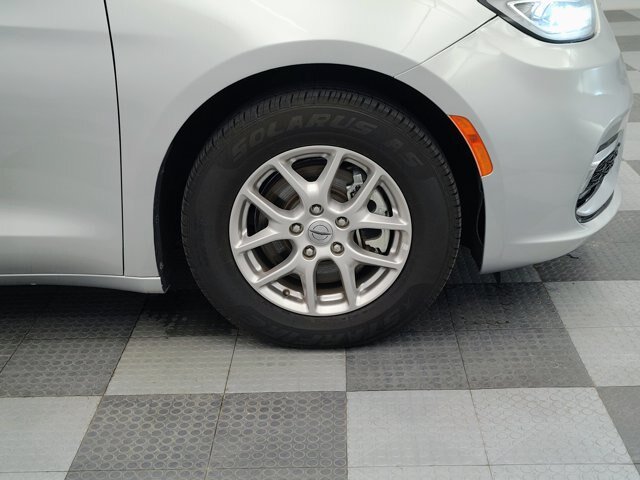 Used 2024 Chrysler Pacifica Touring-L FWD image 12