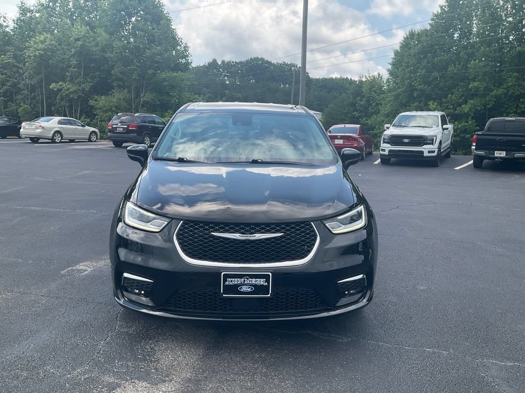 Used 2024 Chrysler Pacifica Touring-L FWD image 2