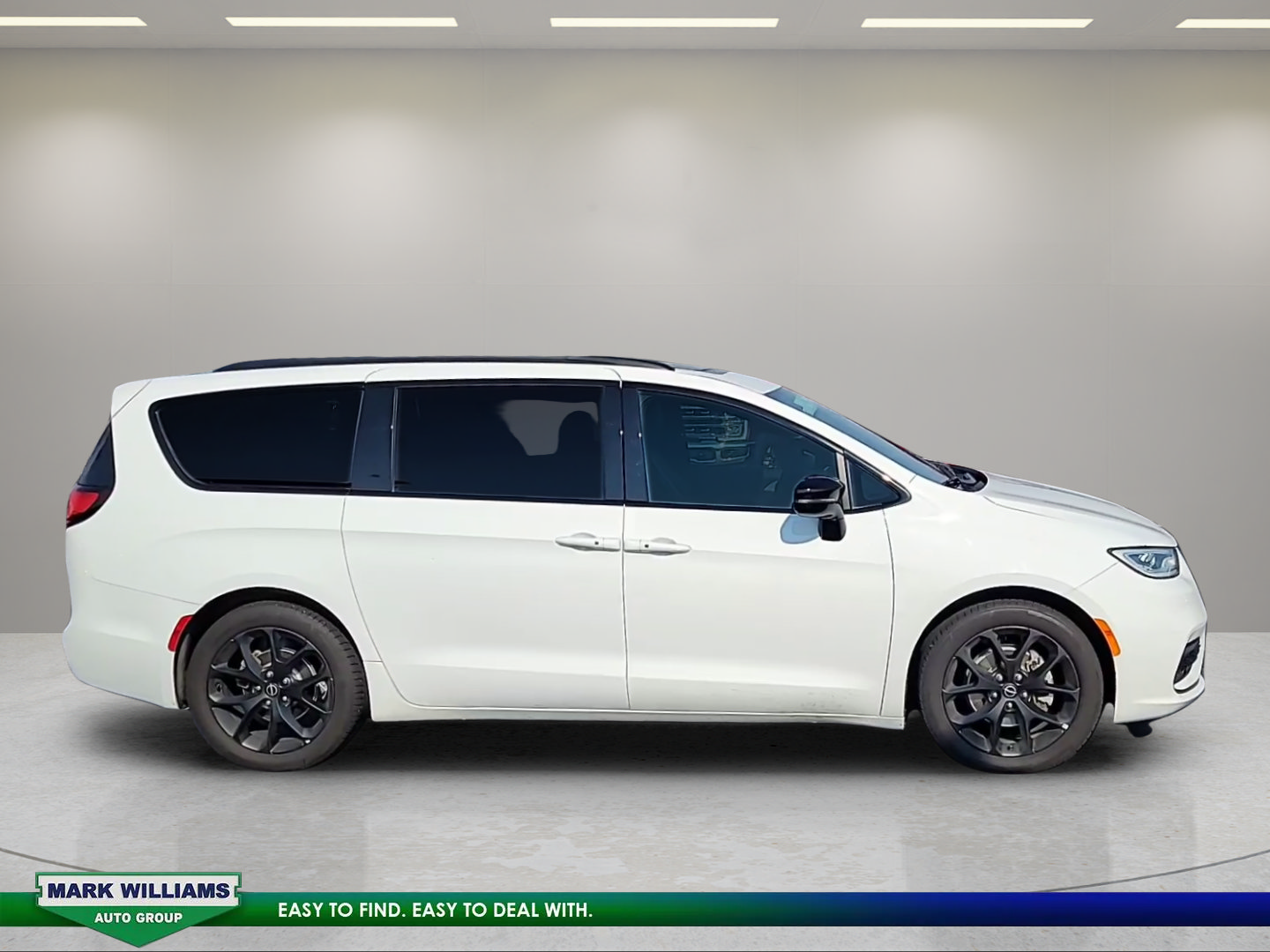 Used 2025 Chrysler Pacifica Limited FWD image 2