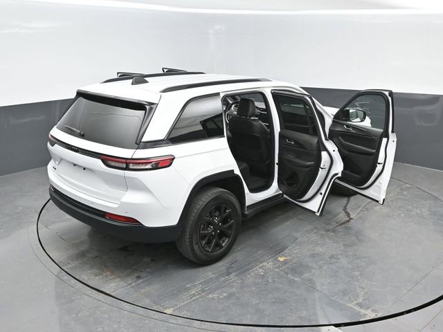Used 2024 Jeep Grand Cherokee Altitude AWD/4WD image 27