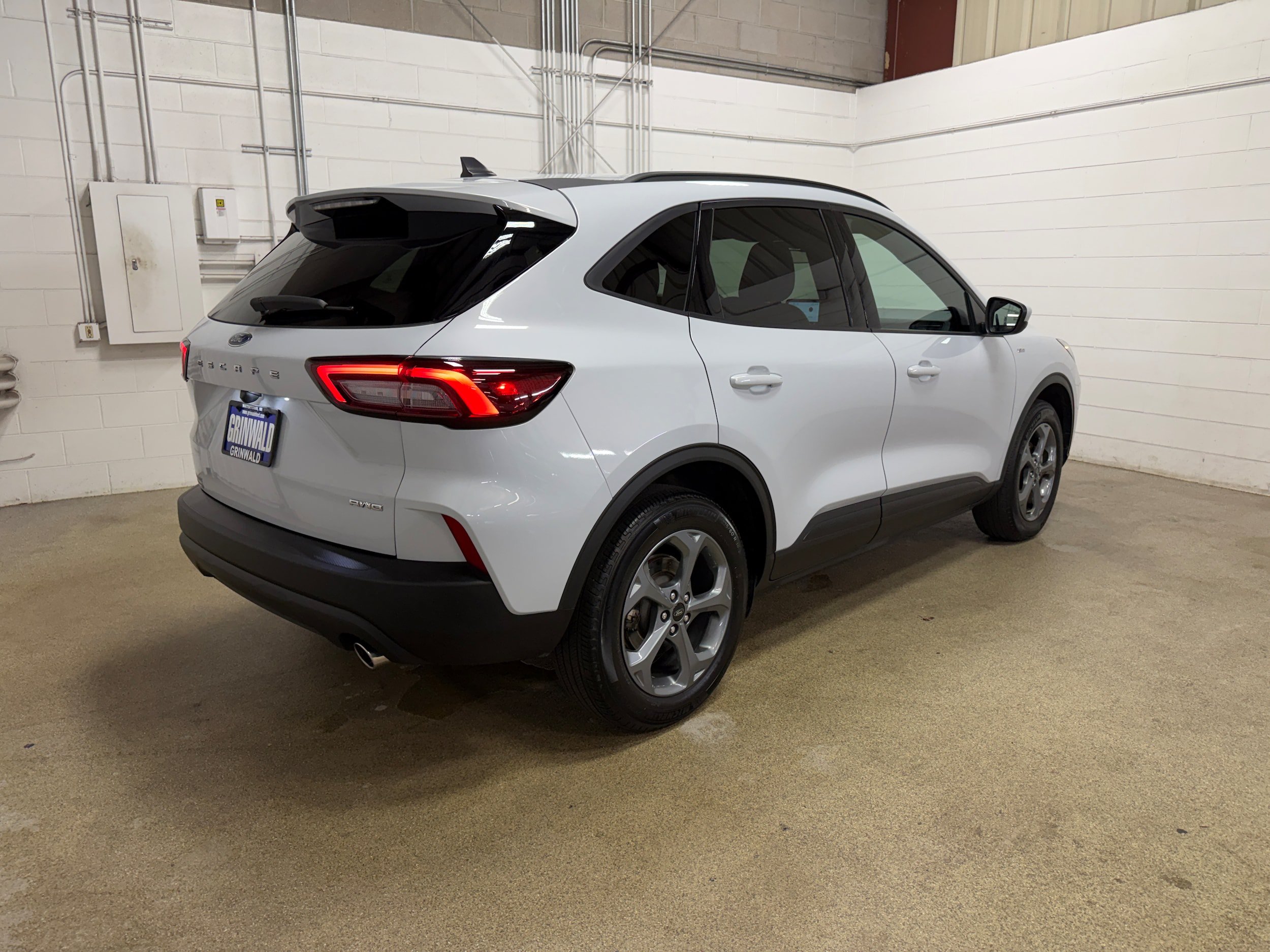 Certified 2025 Ford Escape ST-Line Select AWD/4WD image 9