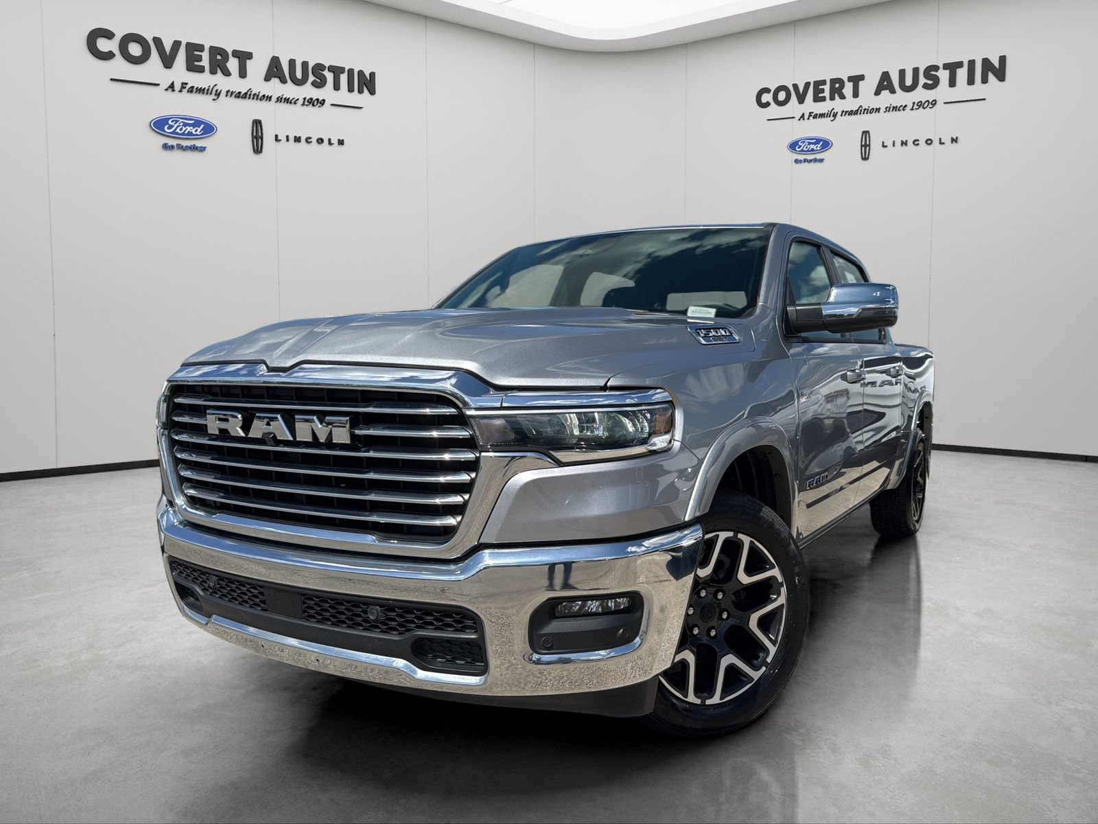 Used 2025 RAM 1500 Laramie AWD/4WD image 2