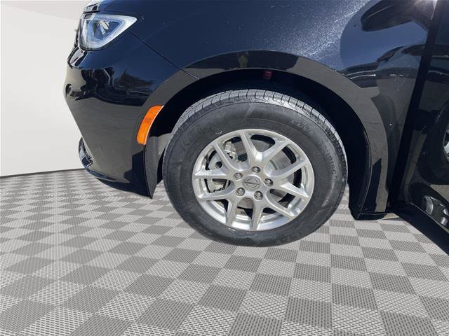 Used 2024 Chrysler Pacifica Touring-L FWD image 10