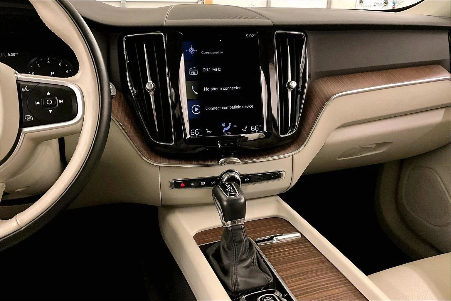 Used 2021 Volvo XC60 T5 Momentum w/ Premium Package image 6