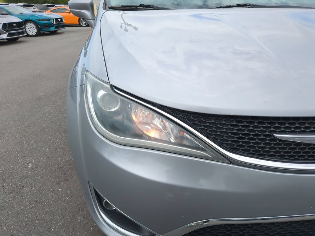 Used 2018 Chrysler Pacifica Touring-L FWD image 9