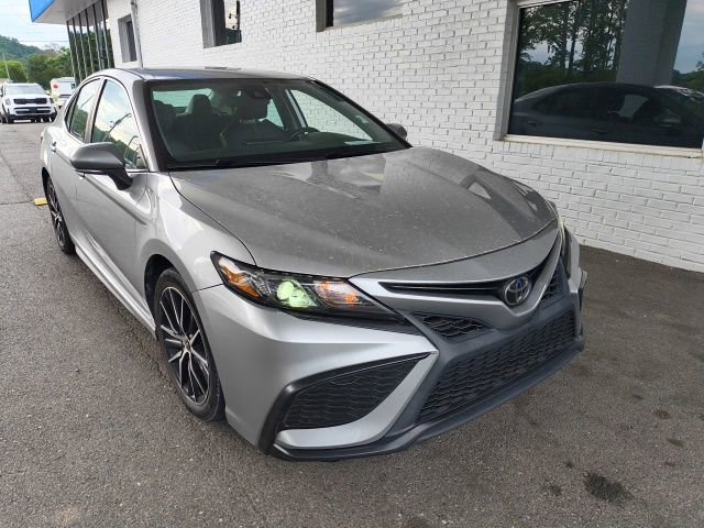 Used 2022 Toyota Camry SE FWD image 2