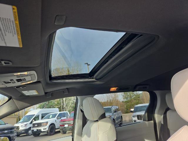 Used 2024 Toyota Sienna XSE AWD/4WD image 12