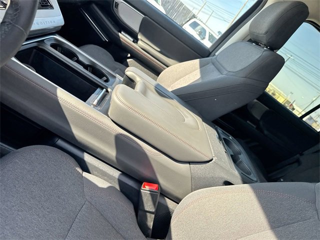 Certified 2025 Ford Expedition Active image 28