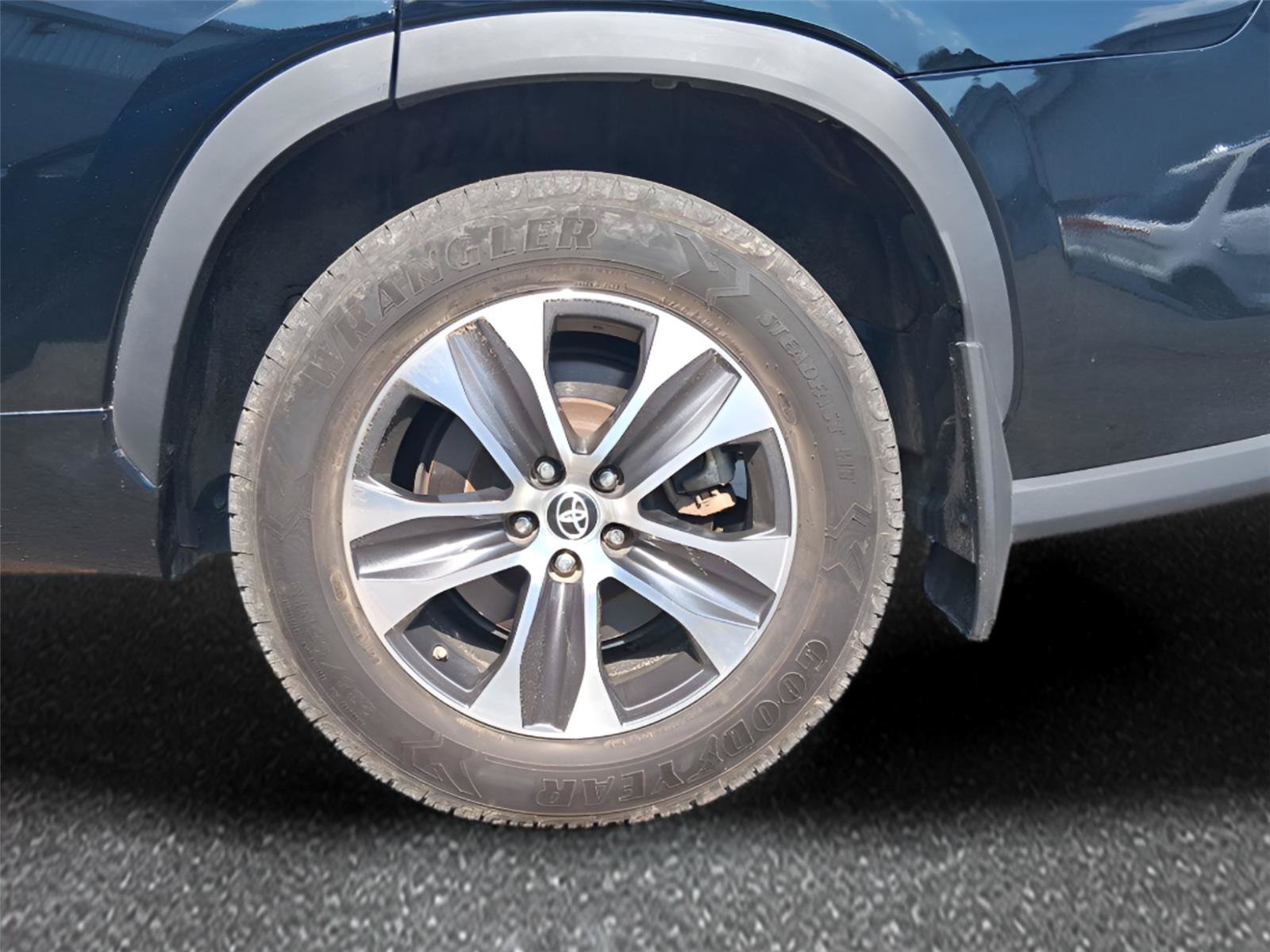 Used 2022 Toyota Highlander XLE FWD image 7