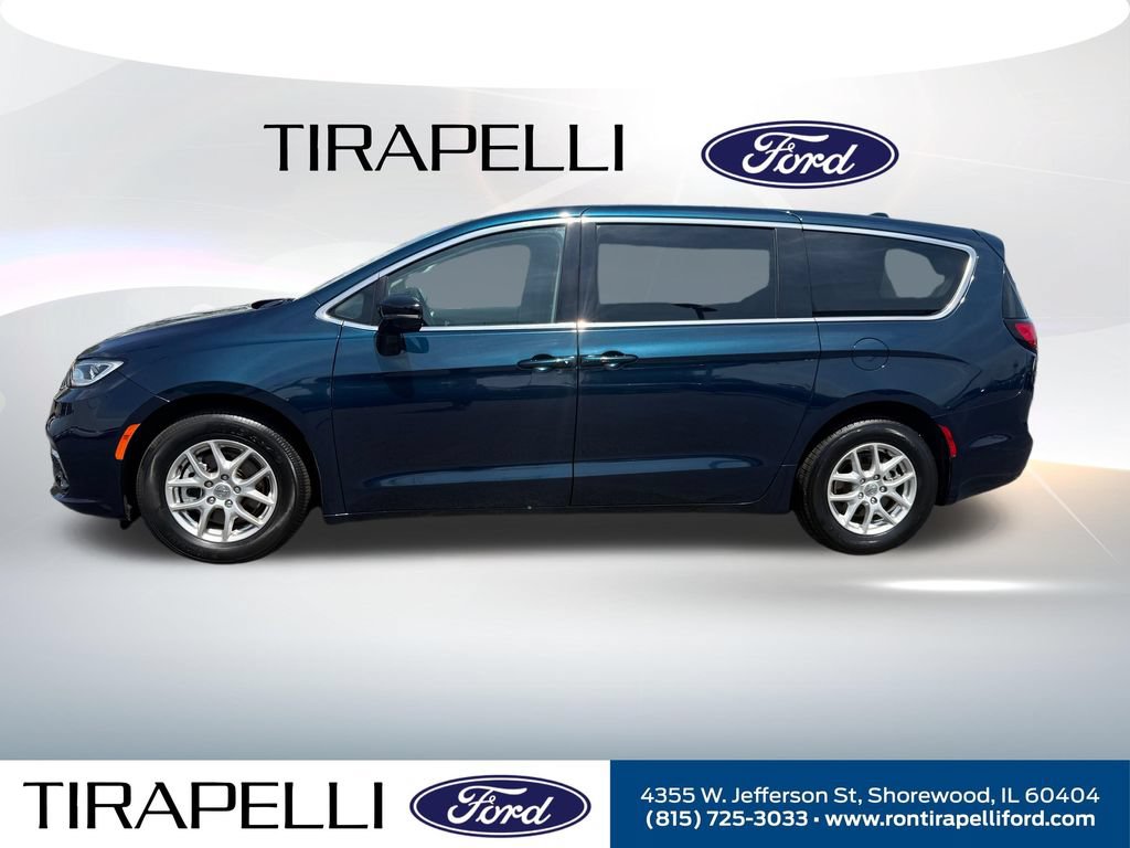 Used 2024 Chrysler Pacifica Touring-L FWD image 2