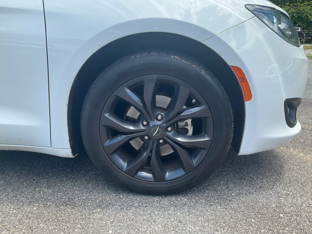 Used 2020 Chrysler Pacifica Touring w/ S Appearance Package FWD image 10