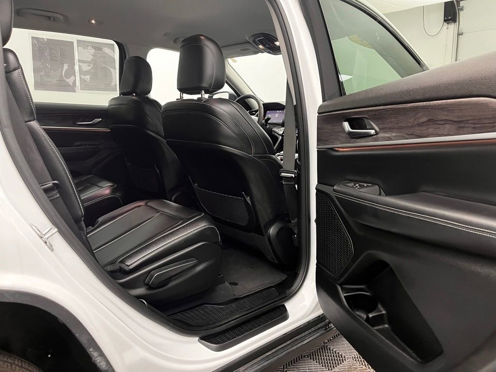 Used 2023 Jeep Grand Cherokee L Limited w/ Black Appearance Package image 32