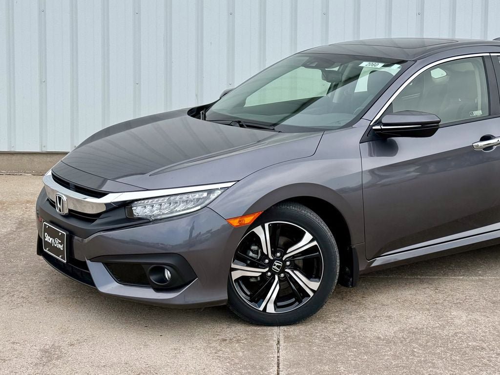 Used 2018 Honda Civic Touring image 2