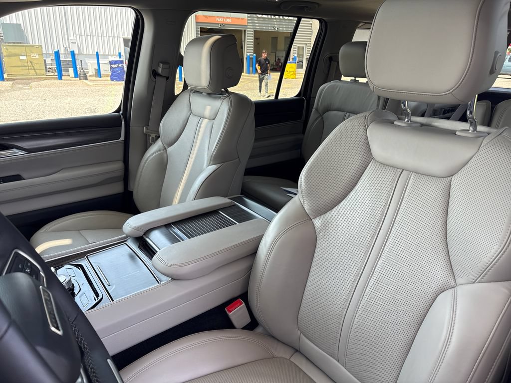 Used 2023 Jeep Wagoneer Series III w/ Premium Group I AWD/4WD image 14