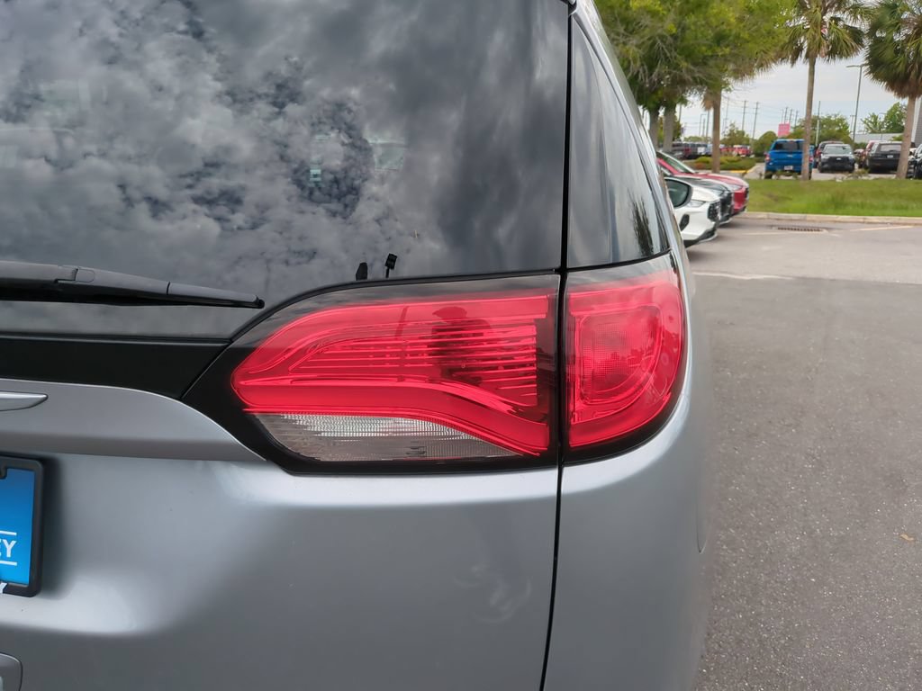 Used 2018 Chrysler Pacifica Touring-L FWD image 11