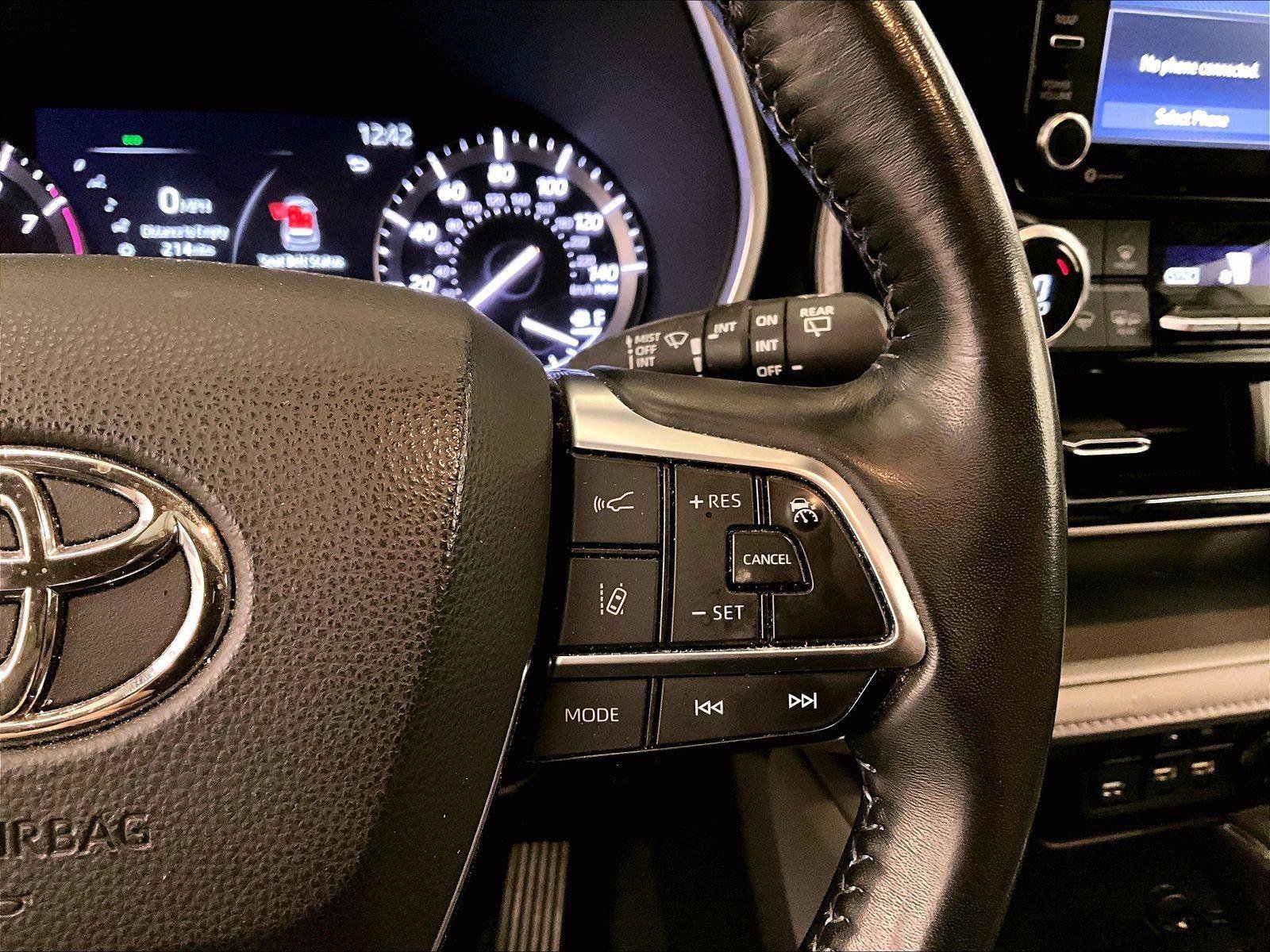 Used 2020 Toyota Highlander XLE AWD/4WD image 18
