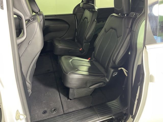 Used 2025 Chrysler Pacifica Select image 16