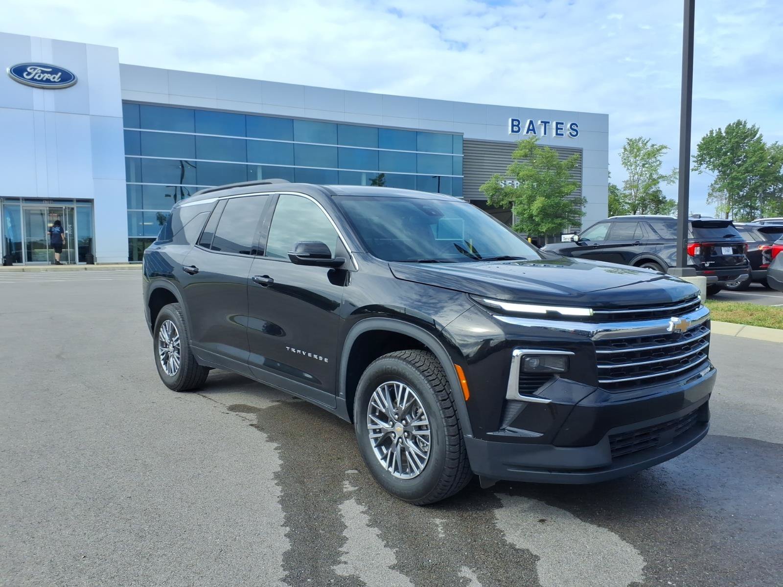 Used 2025 Chevrolet Traverse LT FWD image 1