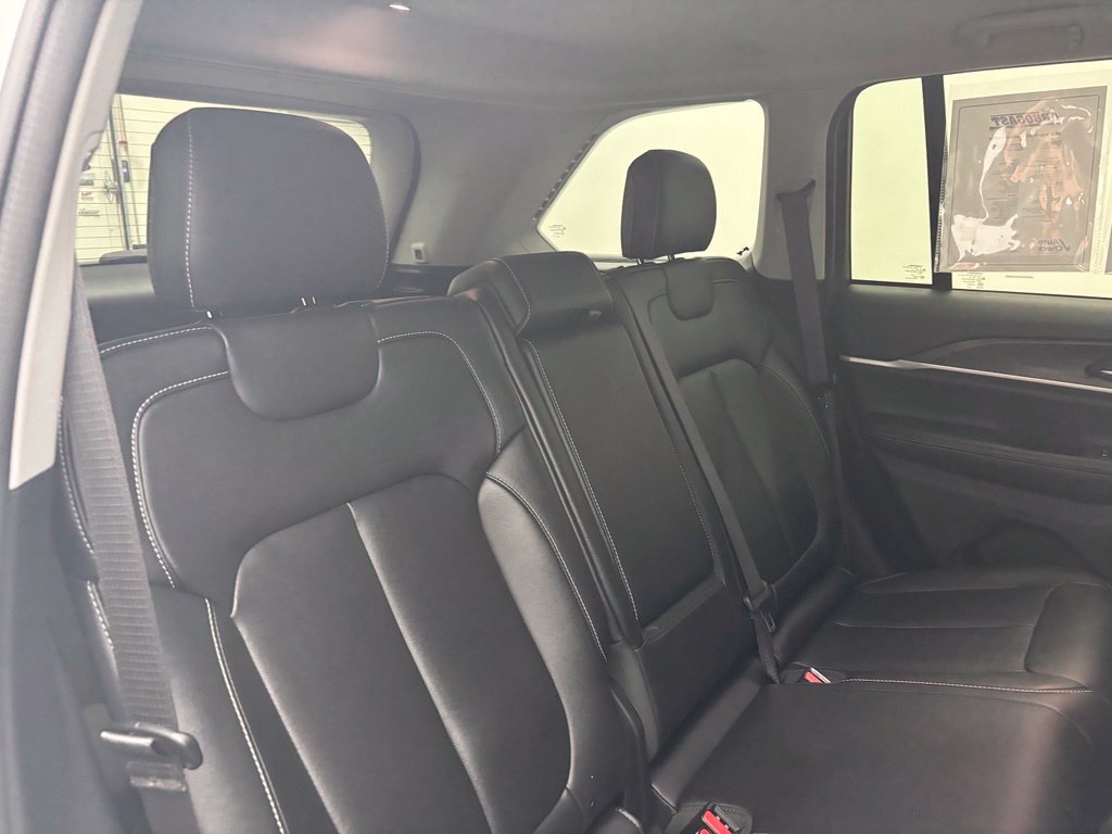 Used 2024 Jeep Grand Cherokee Limited AWD/4WD image 43