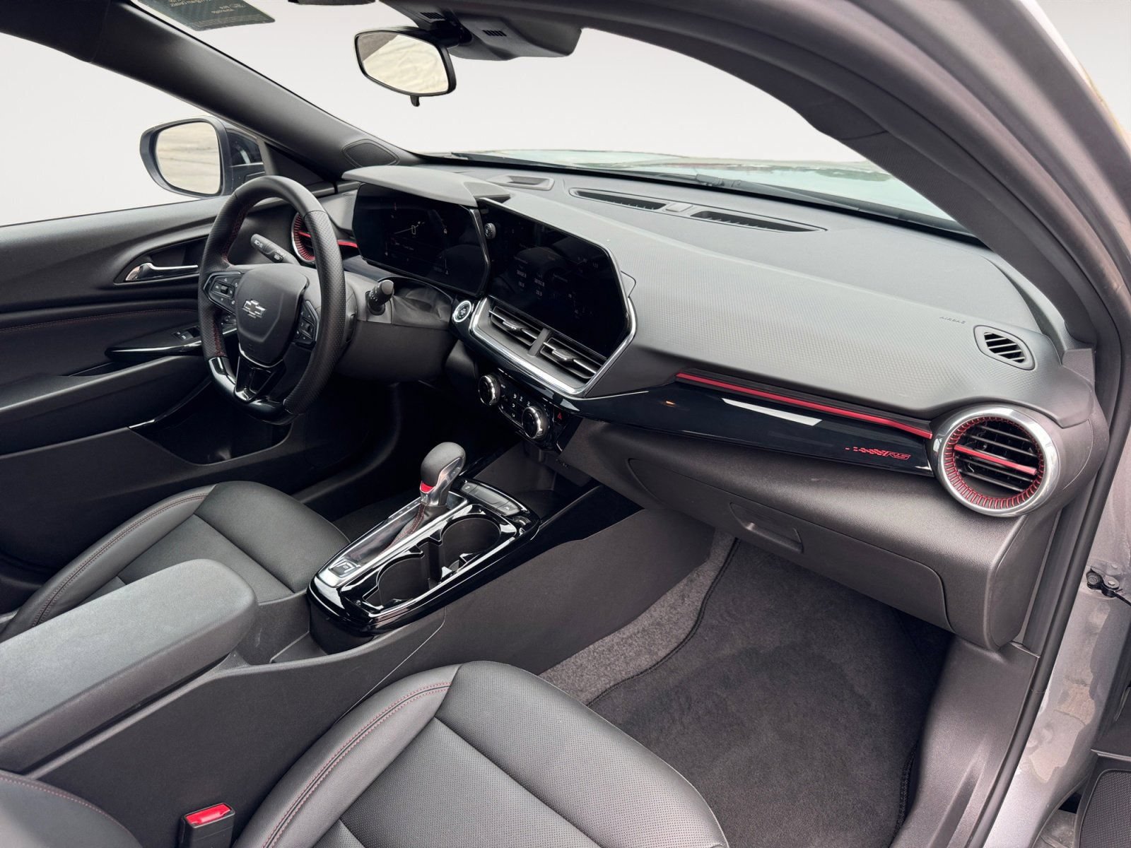 Used 2025 Chevrolet Trax RS FWD image 15