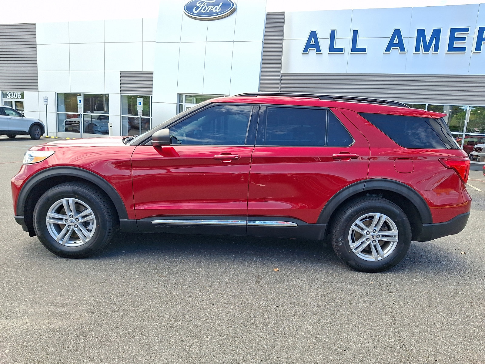 Certified 2022 Ford Explorer XLT w/ Equipment Group 202A AWD/4WD image 6