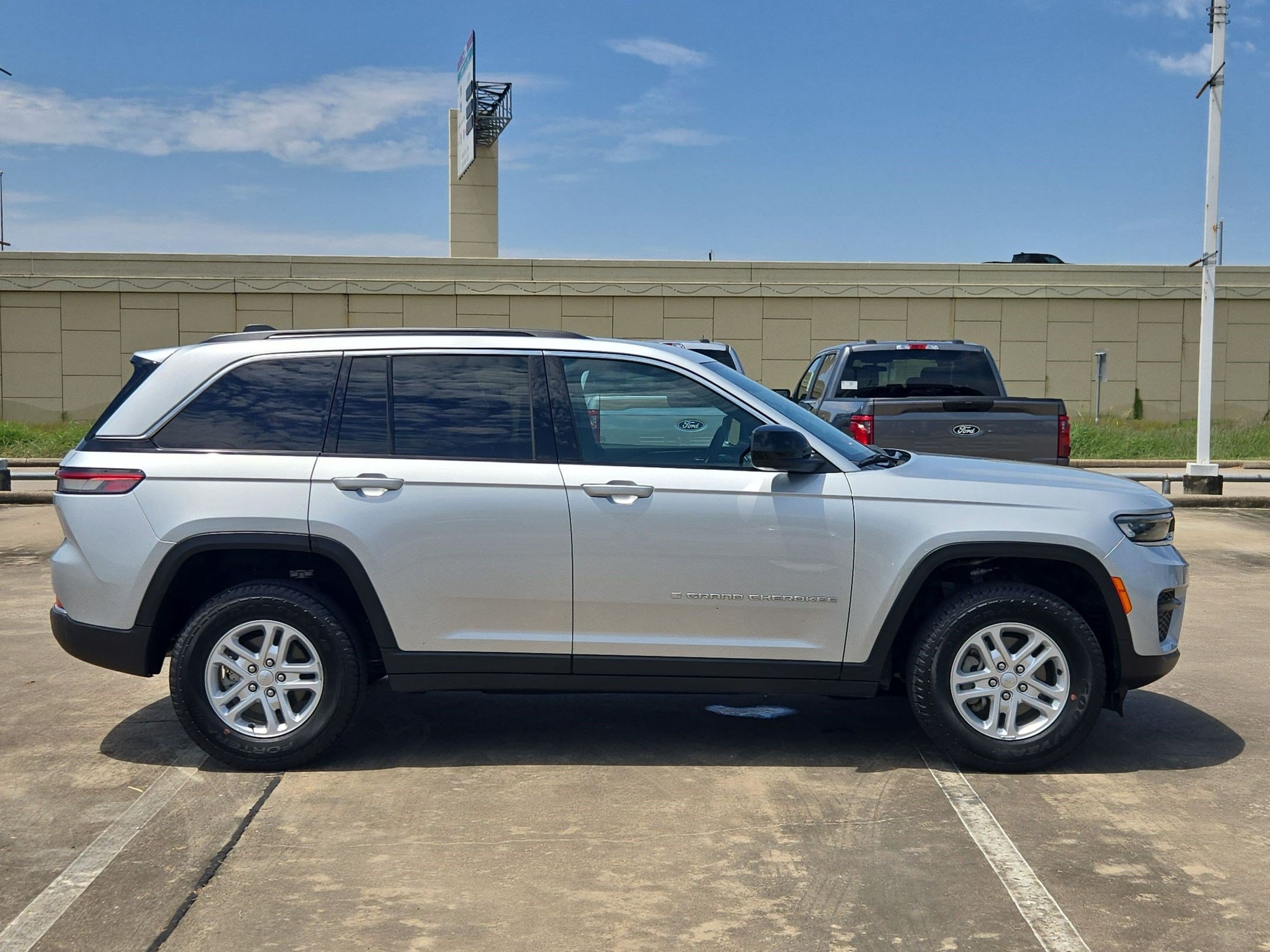 Used 2025 Jeep Grand Cherokee Laredo RWD image 2