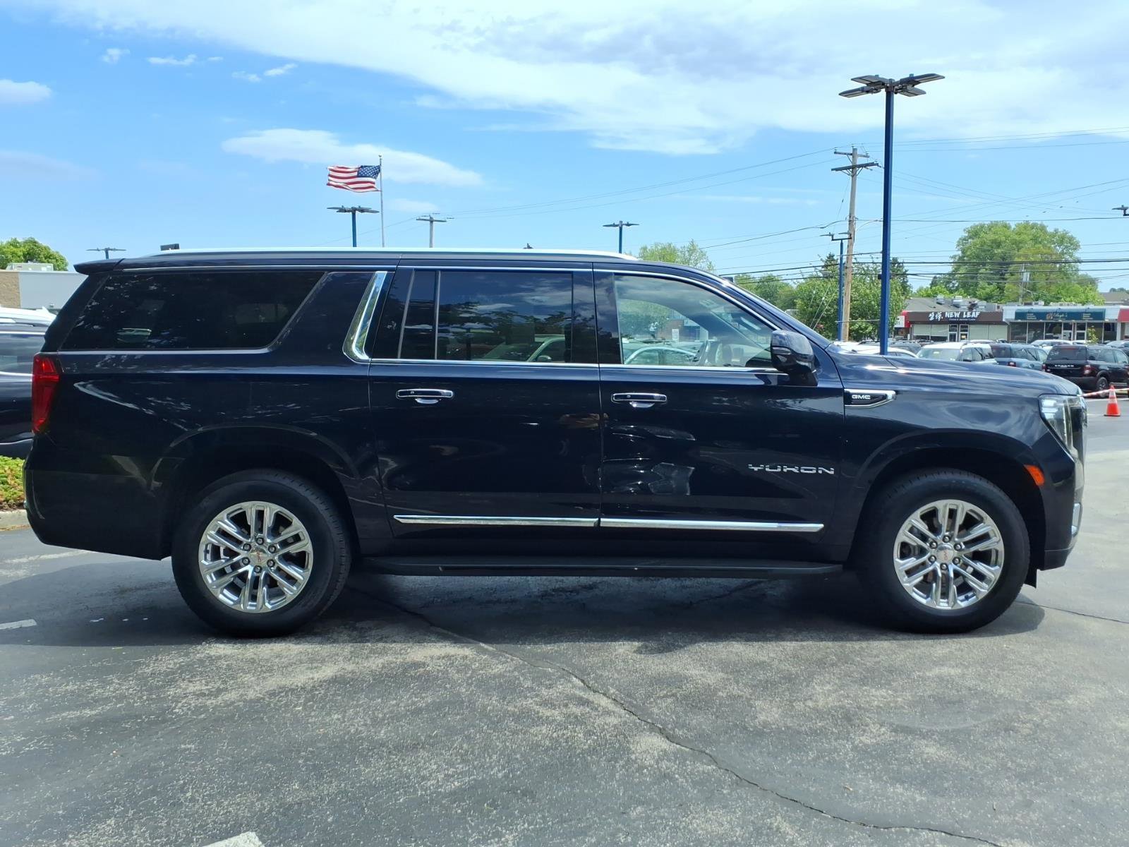 Used 2022 GMC Yukon XL SLT w/ SLT Premium Package AWD/4WD image 2