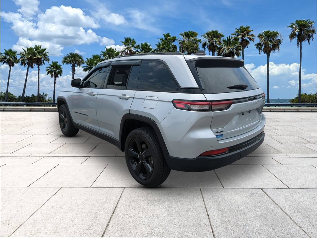 Used 2023 Jeep Grand Cherokee Altitude AWD/4WD image 5