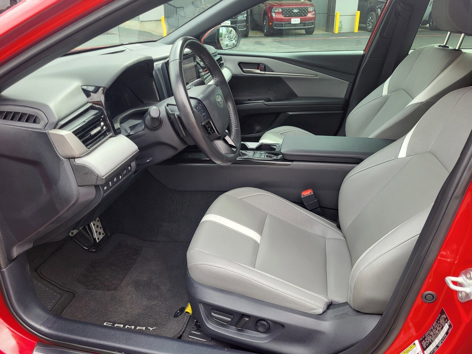 Used 2025 Toyota Camry SE w/ Convenience Package image 19