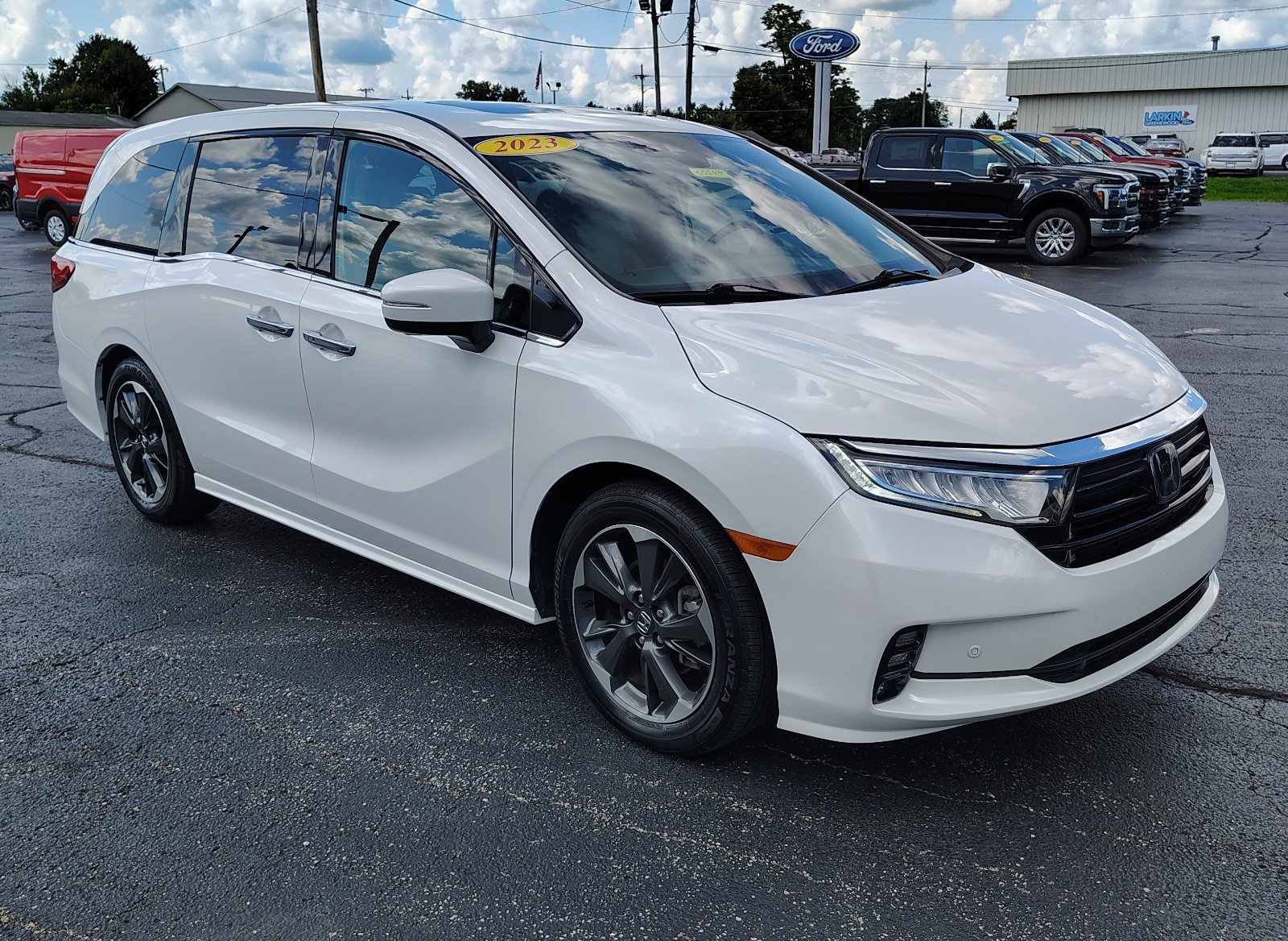 Used 2023 Honda Odyssey Elite image 3