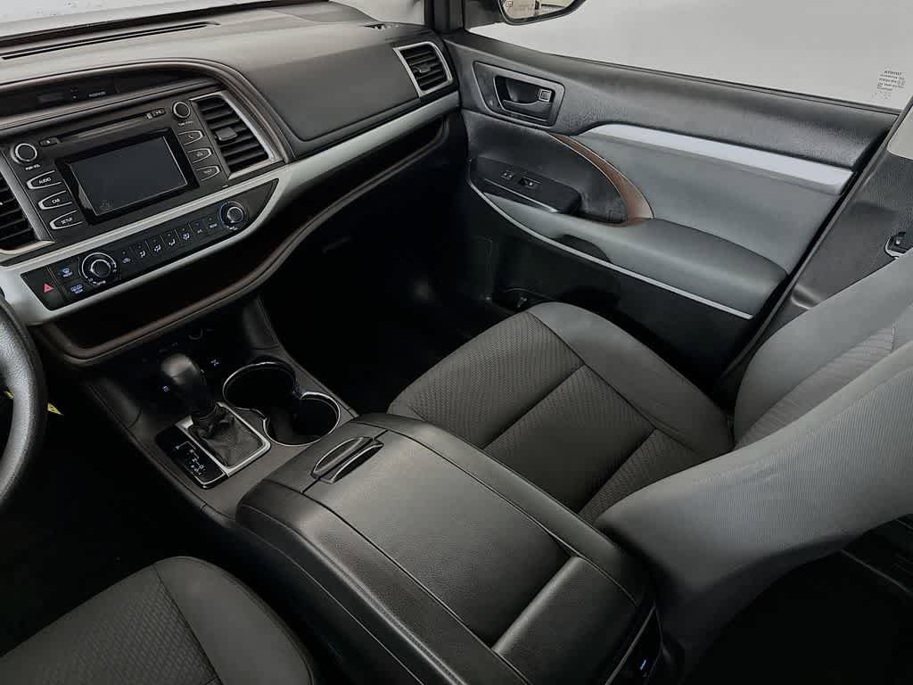 Used 2018 Toyota Highlander LE w/ Carpet Mat Package (TMS) AWD/4WD image 11