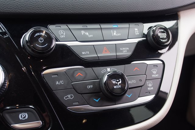 Used 2024 Chrysler Pacifica Touring-L FWD image 29