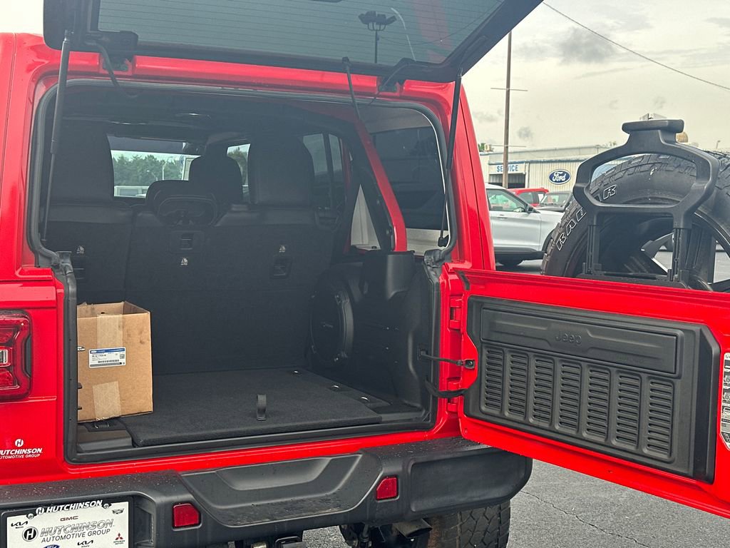 Used 2018 Jeep Wrangler Unlimited Sahara AWD/4WD image 19