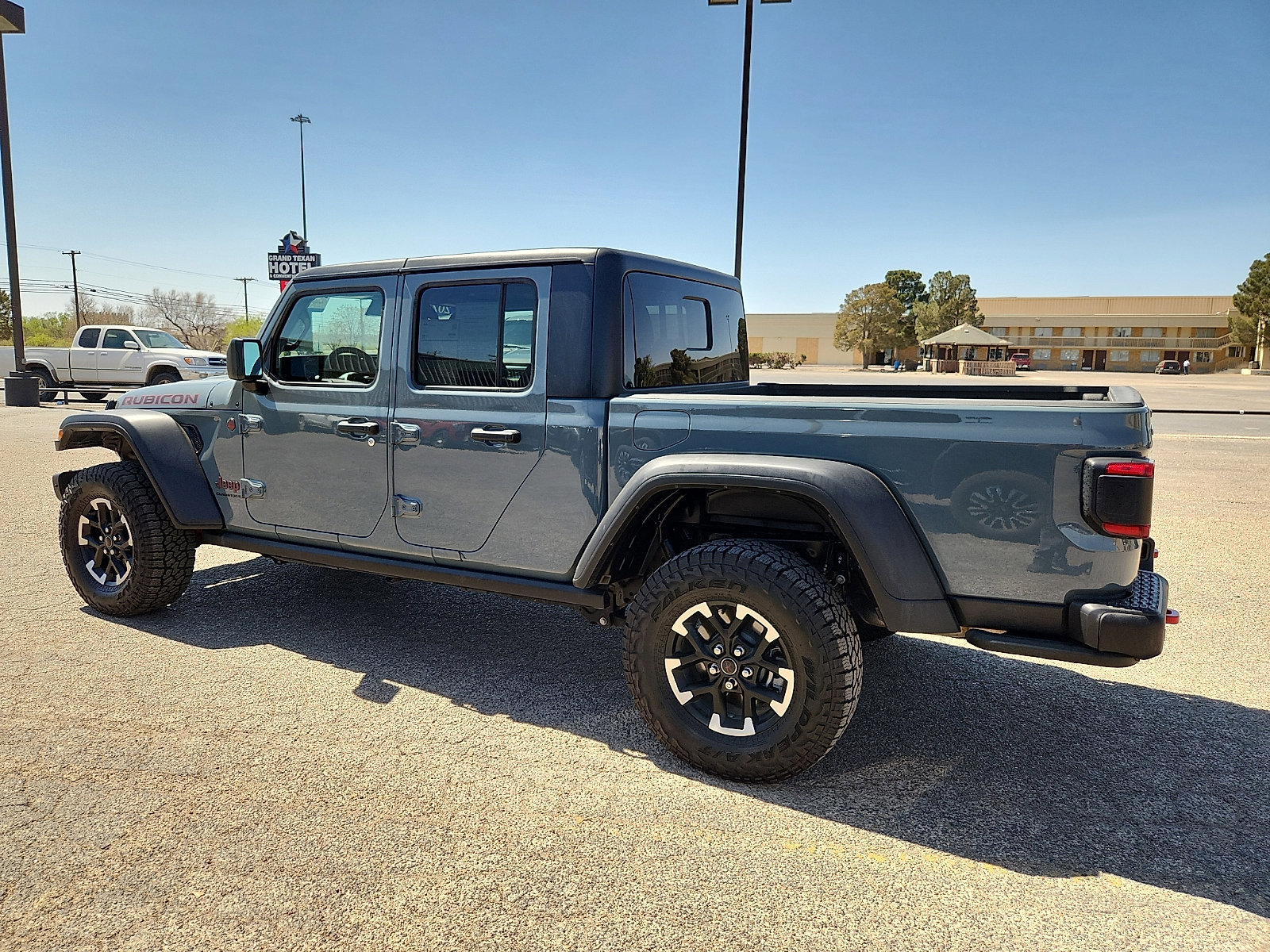 Used 2024 Jeep Gladiator Rubicon w/ Technology Group image 2