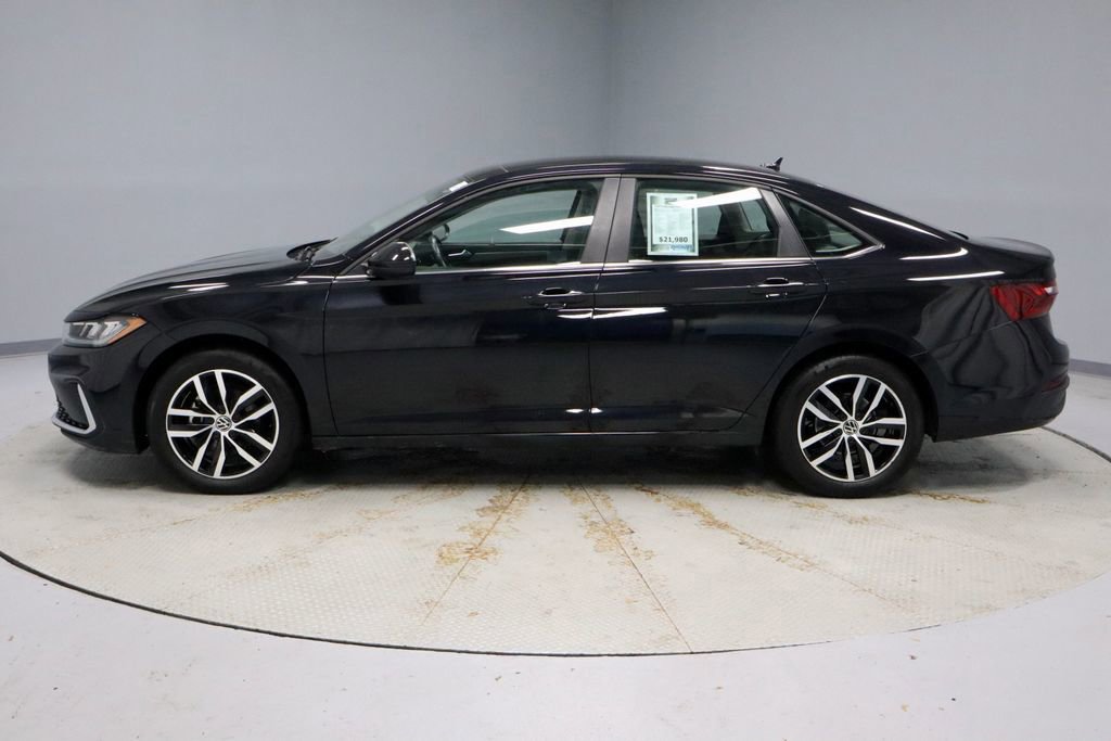 Used 2025 Volkswagen Jetta SE image 2
