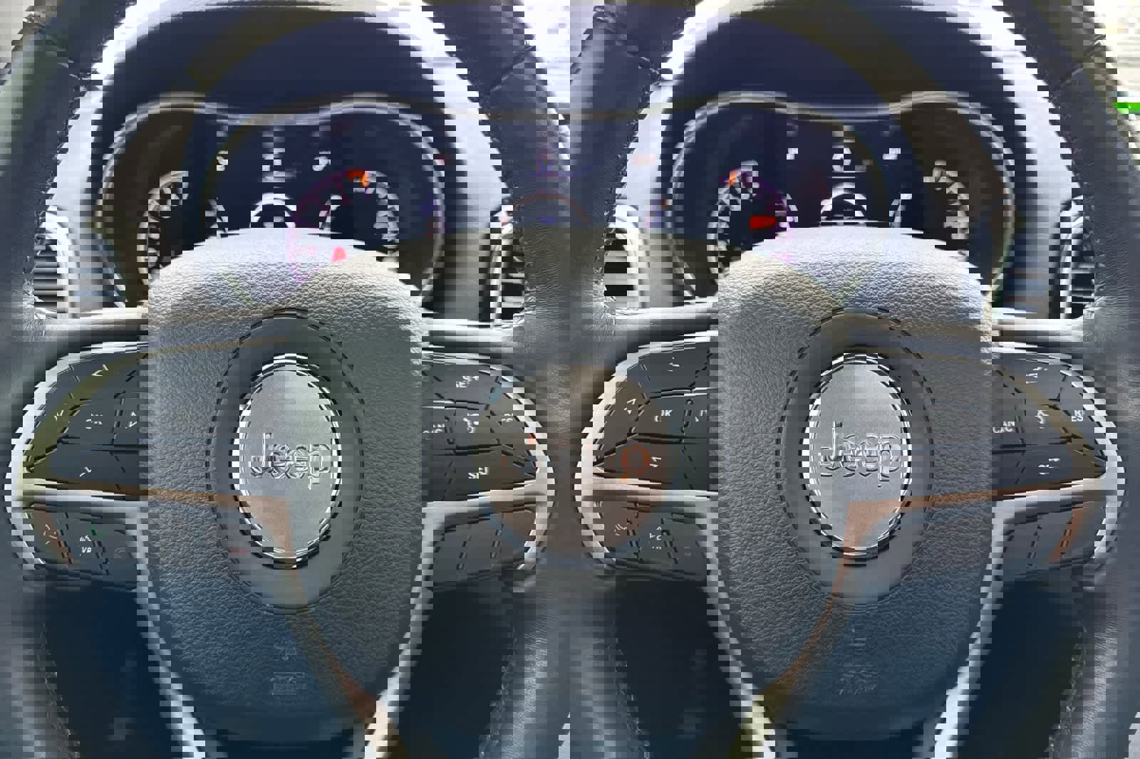 Used 2019 Jeep Grand Cherokee Altitude image 24