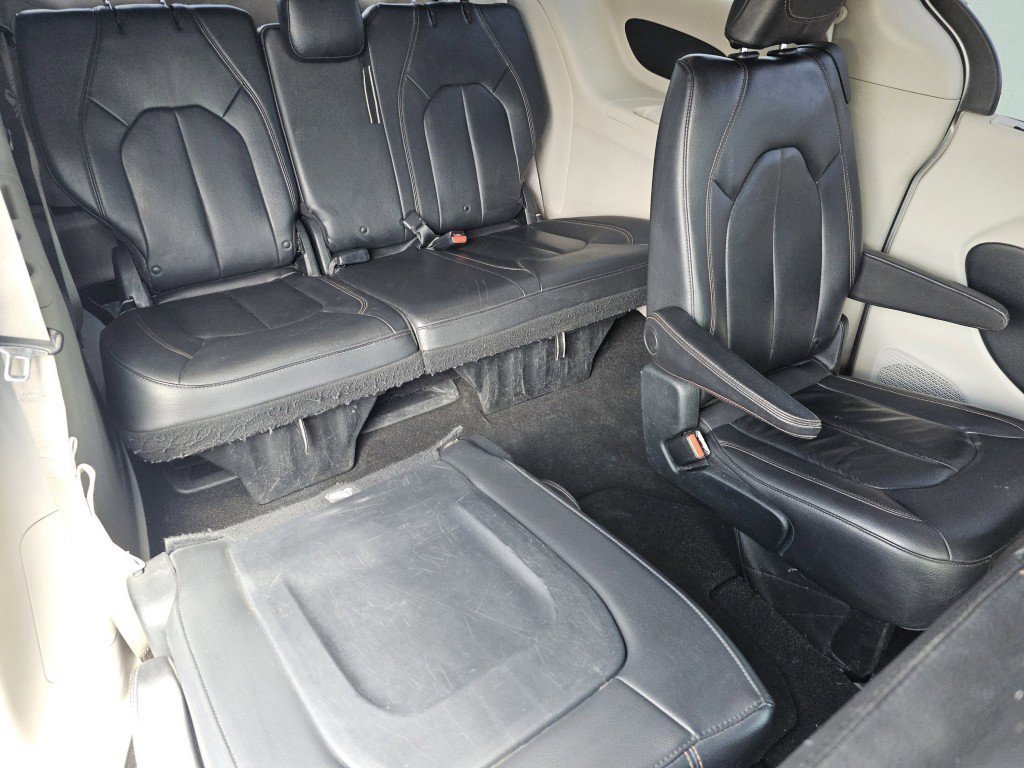 Used 2017 Chrysler Pacifica Touring-L FWD image 5