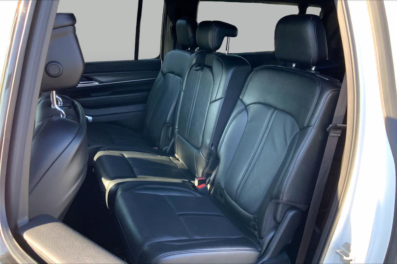 Used 2024 Jeep Wagoneer L Series II w/ Flexible Seating Group AWD/4WD image 19