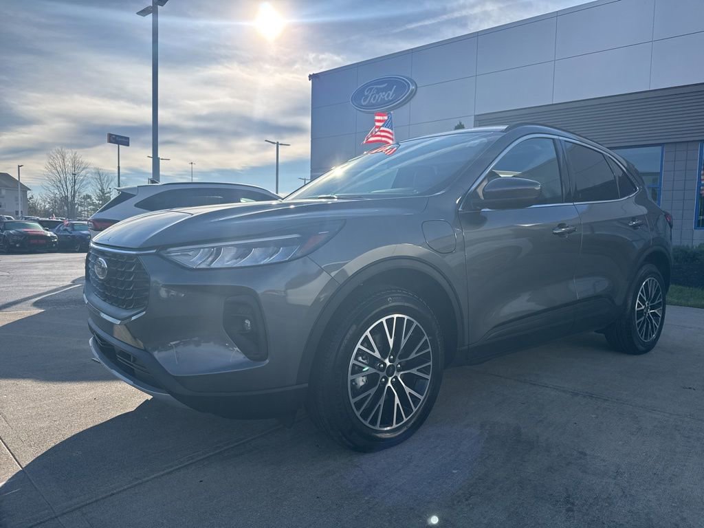 Certified 2025 Ford Escape SE image 2