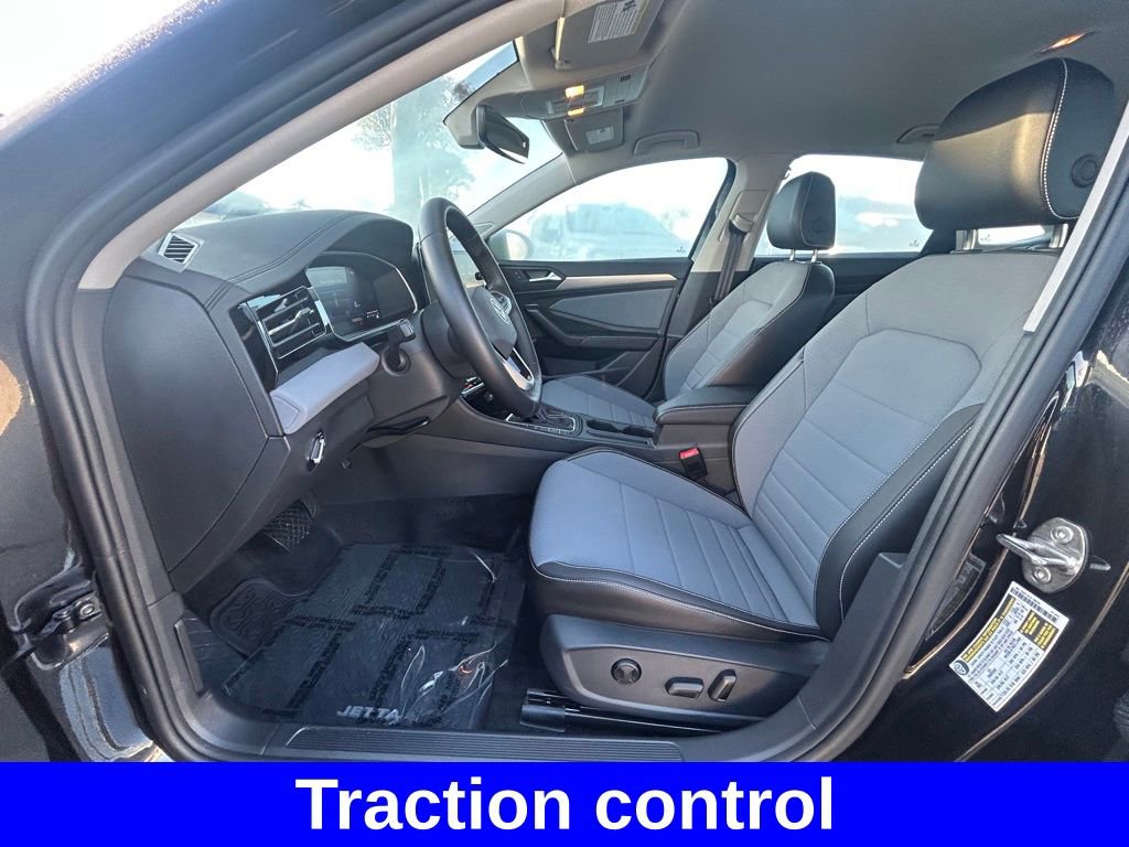 Used 2025 Volkswagen Jetta SE image 9