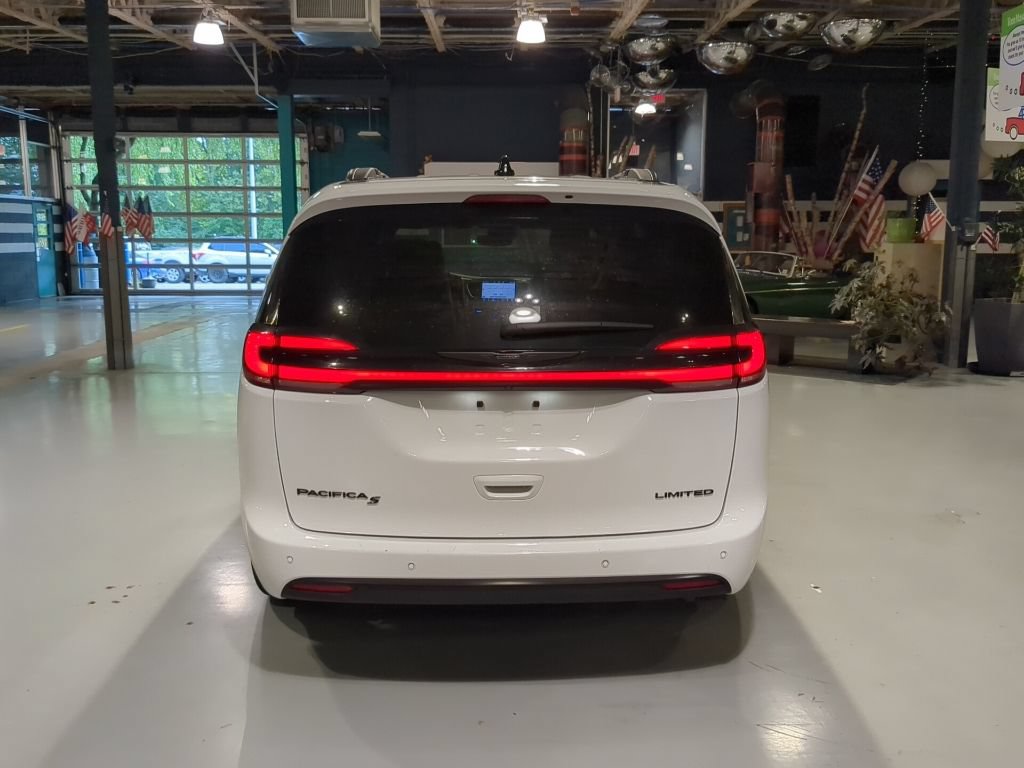 Used 2025 Chrysler Pacifica Limited FWD image 9