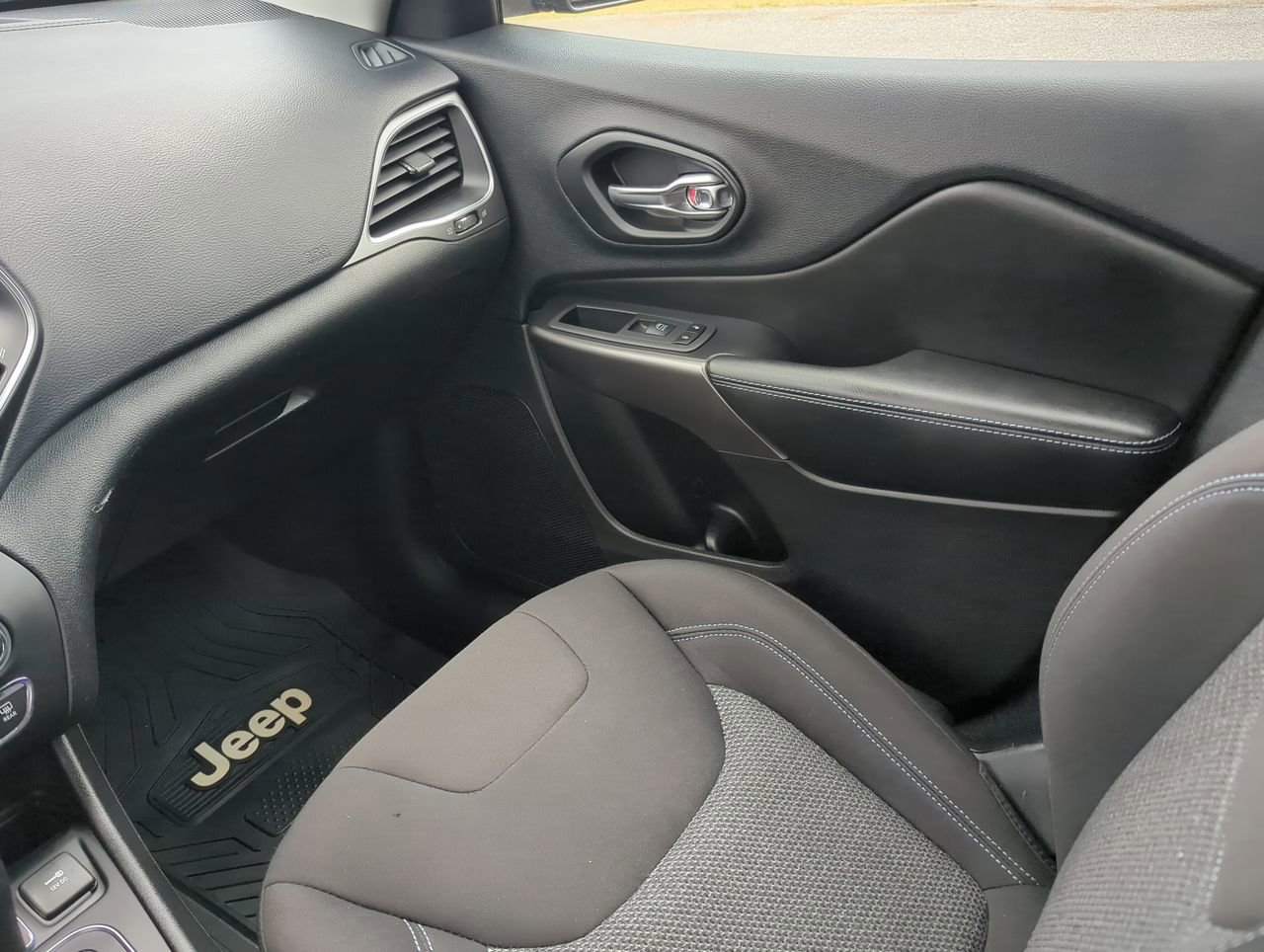Used 2020 Jeep Cherokee Latitude FWD image 15