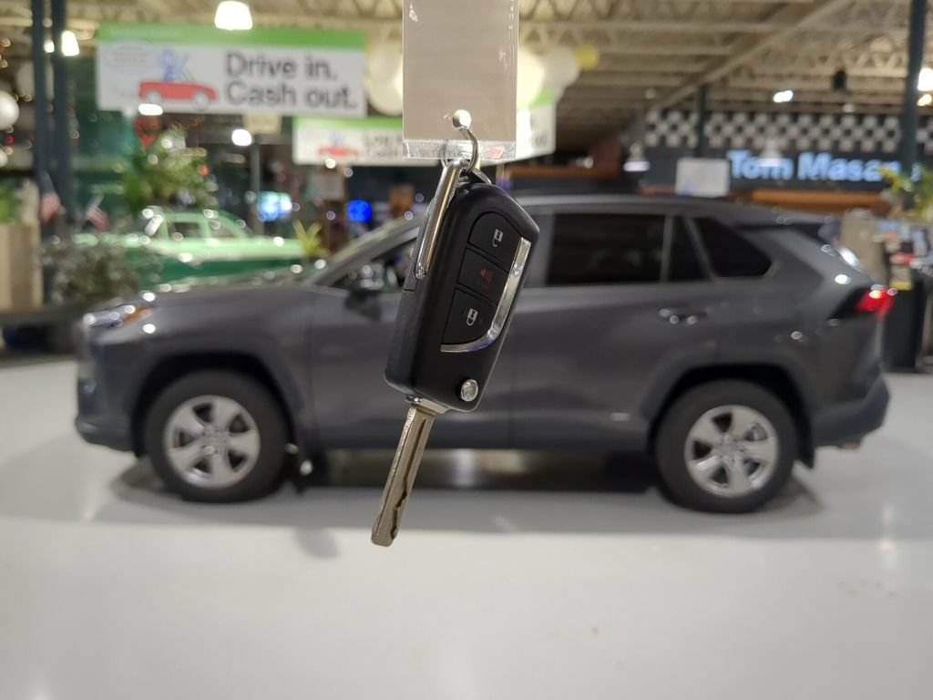 Used 2024 Toyota RAV4 LE AWD/4WD image 4