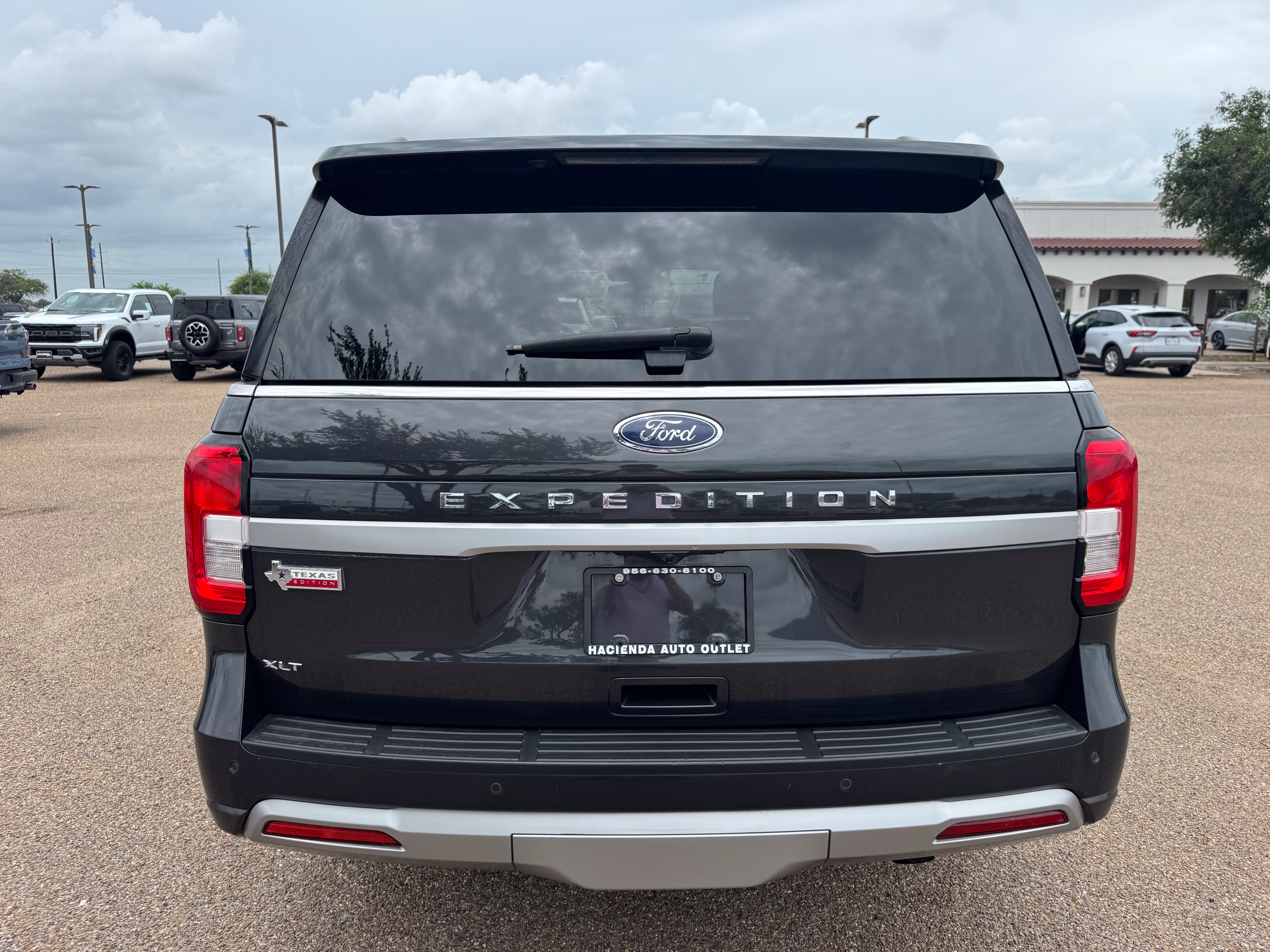 Certified 2023 Ford Expedition XLT RWD image 3