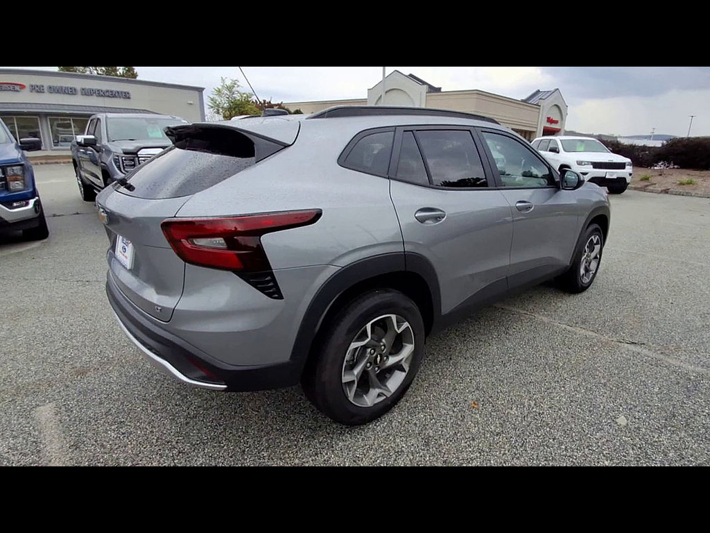 Used 2025 Chevrolet Trax LT FWD image 8