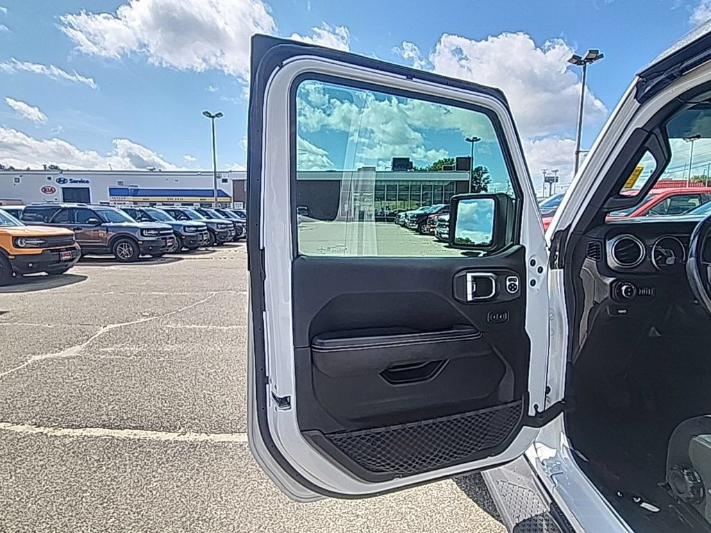 Used 2020 Jeep Gladiator Overland w/ Cold Weather Group AWD/4WD image 11